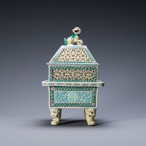 Un brûle-parfum couvert ajoué en biscuit émaillé vert, Chine, 19ème — photo 2