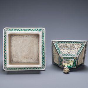 Un brûle-parfum couvert ajoué en biscuit émaillé vert, Chine, 19ème — photo 6