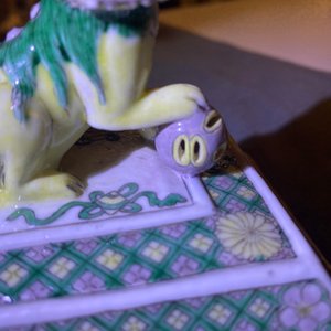 Un brûle-parfum couvert ajoué en biscuit émaillé vert, Chine, 19ème — photo 8