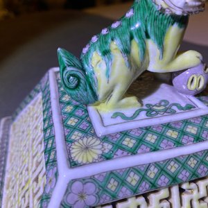 Un brûle-parfum couvert ajoué en biscuit émaillé vert, Chine, 19ème — photo 9