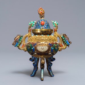 Un brûle-parfum couvert en argent doré et émaillé, incrusté de jade, Chine, République, 20ème — photo 1