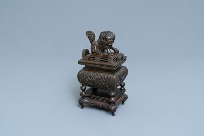 Un brûle-parfum couvert en bronze à inscription en Farsi pour le marché islamique, marque de Xuande, Qing