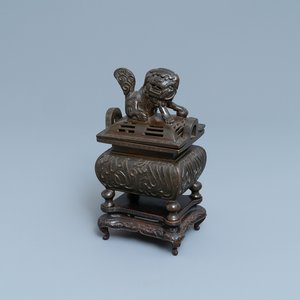 Un brûle-parfum couvert en bronze à inscription en Farsi pour le marché islamique, marque de Xuande, Qing — photo 1