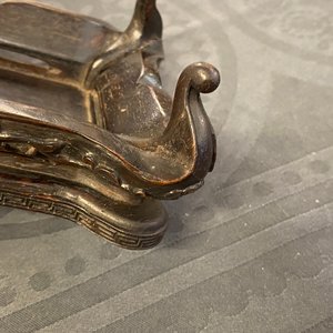 Un brûle-parfum couvert en bronze à inscription en Farsi pour le marché islamique, marque de Xuande, Qing — photo 25