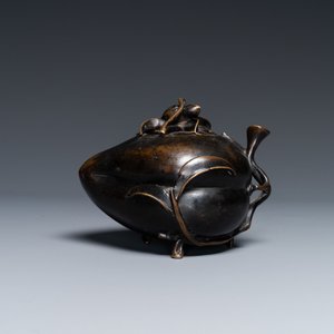 Un brûle-parfum couvert en bronze en forme de pêche, Chine, Qing — photo 2