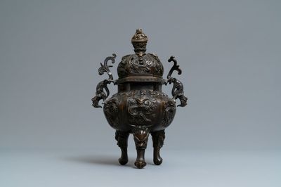 Un brûle-parfum couvert en bronze, marque de Xuande, Chine, 19/20ème