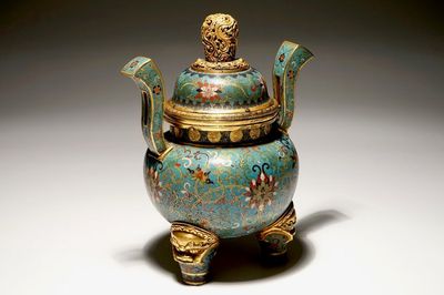 Un brûle-parfum couvert en cloisonné doré, marque de Qianlong, 19ème