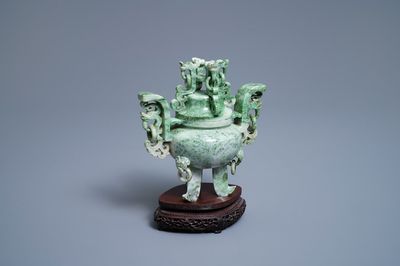 Un brûle-parfum couvert en jadéïte sur socle en bois, République