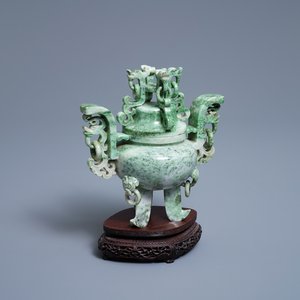Un brûle-parfum couvert en jadéïte sur socle en bois, République — photo 1
