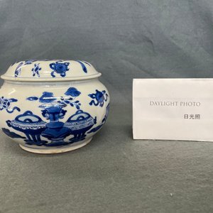 Un brûle-parfum couvert en porcelaine de Chine en bleu et blanc, Kangxi — photo 21