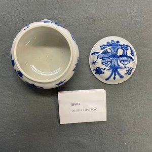 Un brûle-parfum couvert en porcelaine de Chine en bleu et blanc, Kangxi — photo 22