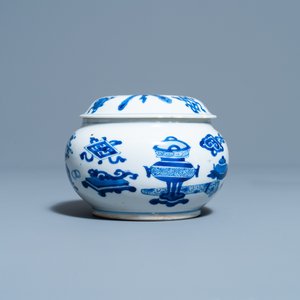 Un brûle-parfum couvert en porcelaine de Chine en bleu et blanc, Kangxi — photo 4