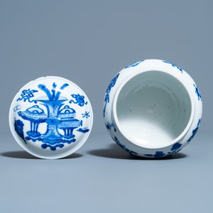 Un brûle-parfum couvert en porcelaine de Chine en bleu et blanc, Kangxi — photo 6