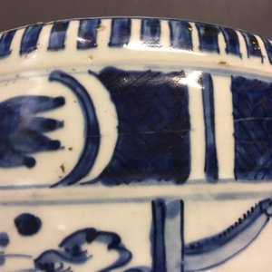 Un brûle-parfum cylindrique en porcelaine de Chine bleu et blanc, Ming, Wanli — photo 16