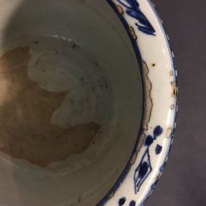 Un brûle-parfum cylindrique en porcelaine de Chine bleu et blanc, Ming, Wanli — photo 9