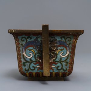 Un brûle-parfum de forme carré à deux anses en émaux cloisonnés, Chine, marque et époque de Qianlong — photo 4