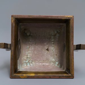 Un brûle-parfum de forme carré à deux anses en émaux cloisonnés, Chine, marque et époque de Qianlong — photo 7