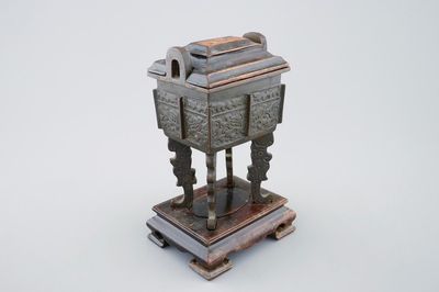 Un brûle-parfum de forme Fang Ding en bronze avec couvercle et support en bois, 18/19ème