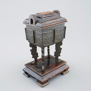 Un brûle-parfum de forme Fang Ding en bronze avec couvercle et support en bois, 18/19ème — photo 1