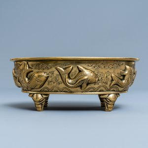 Un brûle-parfum de forme ovale en bronze à décor de poissons, marque de Xuande, 19ème — photo 2