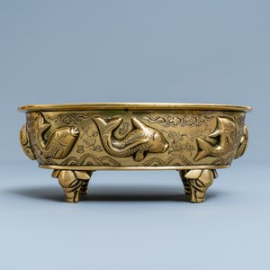 Un brûle-parfum de forme ovale en bronze à décor de poissons, marque de Xuande, 19ème — photo 4