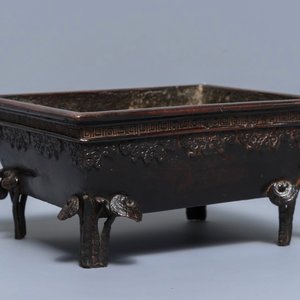 Un brûle-parfum de forme rectangulaire en bronze à décor de lingzhi, Chine, 17/18ème — photo 1