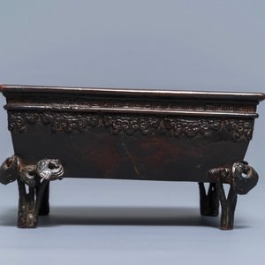 Un brûle-parfum de forme rectangulaire en bronze à décor de lingzhi, Chine, 17/18ème — photo 4