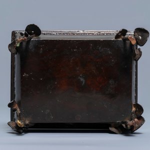 Un brûle-parfum de forme rectangulaire en bronze à décor de lingzhi, Chine, 17/18ème — photo 7