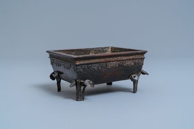 Un brûle-parfum de forme rectangulaire en bronze laqué, Chine, Qing