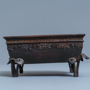 Un brûle-parfum de forme rectangulaire en bronze laqué, Chine, Qing — photo 2