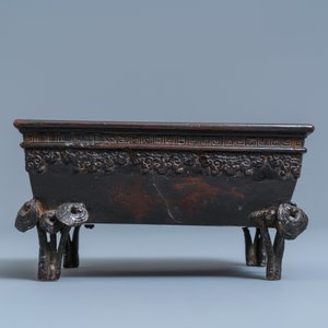 Un brûle-parfum de forme rectangulaire en bronze laqué, Chine, Qing — photo 4