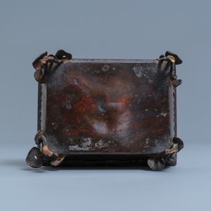 Un brûle-parfum de forme rectangulaire en bronze laqué, Chine, Qing — photo 7