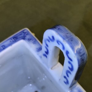Un brûle-parfum de type ding en porcelaine de Chine bleu et blanc, 18/19ème — photo 14