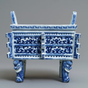 Un brûle-parfum de type ding en porcelaine de Chine bleu et blanc, 18/19ème — photo 2