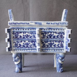 Un brûle-parfum de type ding en porcelaine de Chine bleu et blanc, 18/19ème — photo 24