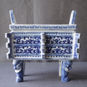 Un brûle-parfum de type ding en porcelaine de Chine bleu et blanc, 18/19ème — photo 25