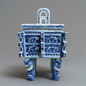 Un brûle-parfum de type ding en porcelaine de Chine bleu et blanc, 18/19ème — photo 3
