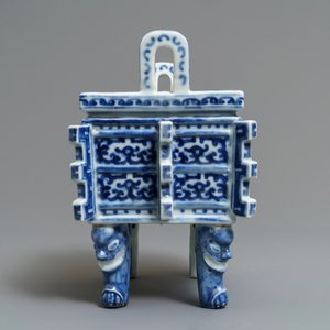 Un brûle-parfum de type ding en porcelaine de Chine bleu et blanc, 18/19ème — photo 5