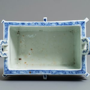 Un brûle-parfum de type ding en porcelaine de Chine bleu et blanc, 18/19ème — photo 6