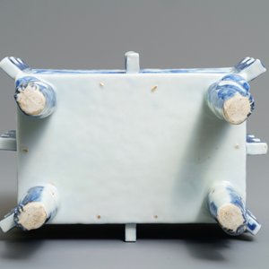 Un brûle-parfum de type ding en porcelaine de Chine bleu et blanc, 18/19ème — photo 7