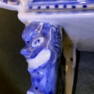 Un brûle-parfum de type ding en porcelaine de Chine bleu et blanc, 18/19ème — photo 9