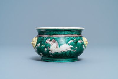Un brûle-parfum en biscuit émaillé verte à décor de chevaux, Chine, Kangxi