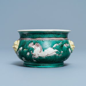 Un brûle-parfum en biscuit émaillé verte à décor de chevaux, Chine, Kangxi — photo 1
