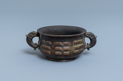 Un brûle-parfum en bronze à décor de trigrammes, Ming