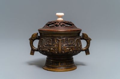 Un brûle-parfum en bronze au couvercle en bois, marque de Xuande, Chine, 19ème