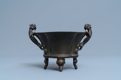 Un brûle-parfum en bronze aux anses en forme de chilong, marque de Xuande, 18ème