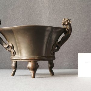 Un brûle-parfum en bronze aux anses en forme de chilong, marque de Xuande, 18ème — photo 17