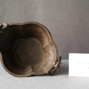 Un brûle-parfum en bronze aux anses en forme de chilong, marque de Xuande, 18ème — photo 19