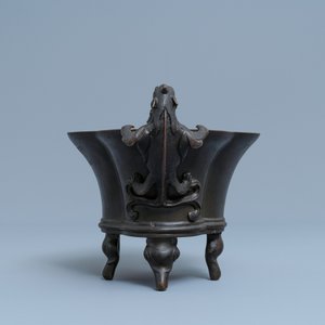 Un brûle-parfum en bronze aux anses en forme de chilong, marque de Xuande, 18ème — photo 2