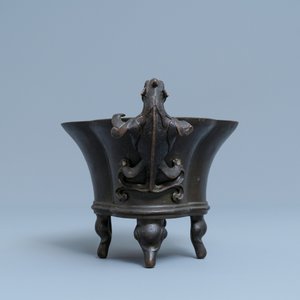 Un brûle-parfum en bronze aux anses en forme de chilong, marque de Xuande, 18ème — photo 4